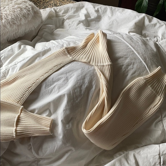 Super cropped turtleneck top - Picture 2 of 4